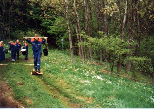 Geländespiel 10 Jahre JF Kleinschmalkalden 2003 - Wassertragen