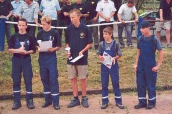 Zunächst erhalten die Sieger der O-Fahrt vom 03.05.2003 Pokale und Urkunden Bild Löschangriff